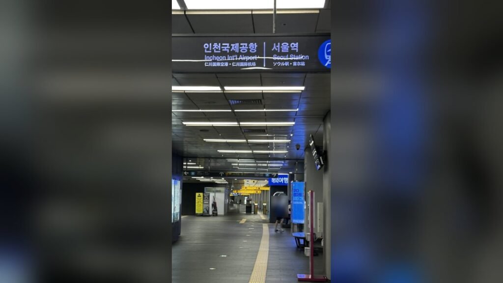 Hongik Univ AREX platform sign: Incheon Airport one way, Seoul Station the other